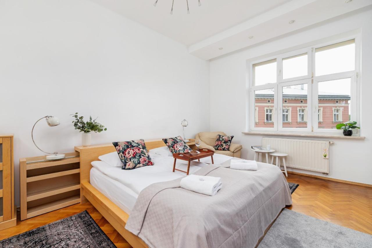 Slowacki Avenue Family Apartments Cracow By Noclegi Renters Krakow Bagian luar foto