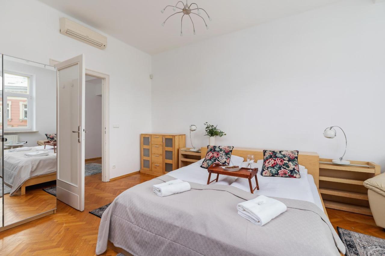 Slowacki Avenue Family Apartments Cracow By Noclegi Renters Krakow Bagian luar foto